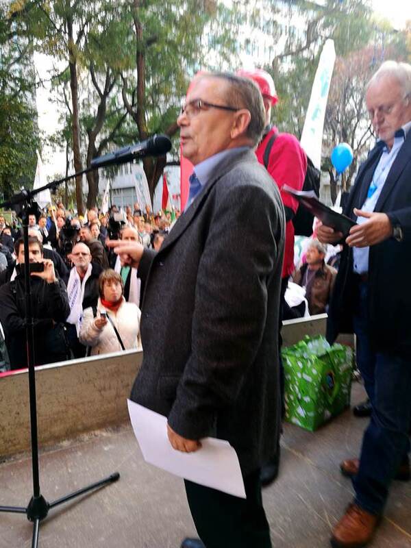 Tüntetés a béren kívüli juttatások kedvezményeinek megszüntetése ellen
