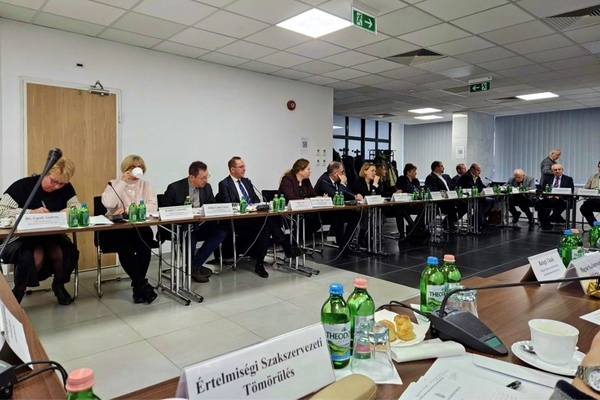 A közszférában mélyül a bérszakadék