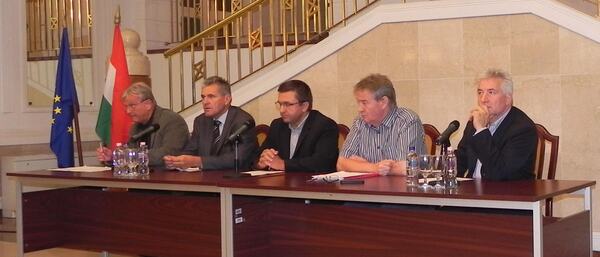 Megtört a jég - megindultak a háromoldalú tárgyalások az Mt.-ről