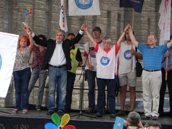 Többezer pedagógus tüntetett