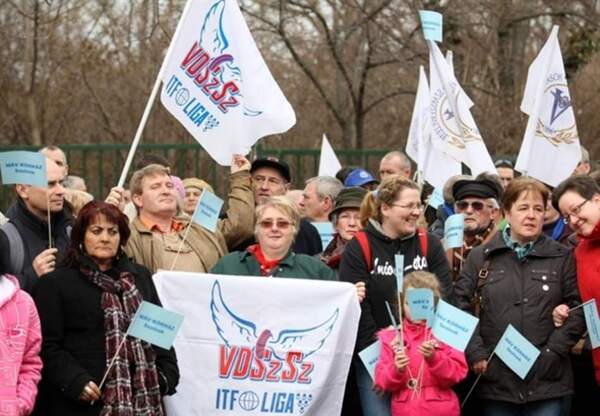 Április 11.: A VASZ demonstrációt szervez a VOSZ elé