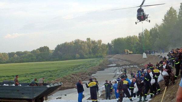 Szakszervezeti tagok a gátakon