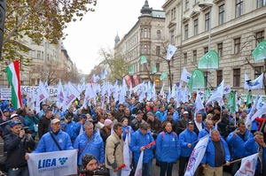 Zalából is mentek tüntetni a LIGA Szakszervezetek tagjai 