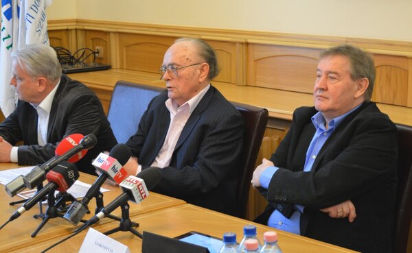 Benyújtotta népszavazási kérdéseit a LIGA és a VOSZ - VIDEÓ