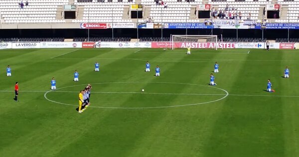 A pályán sztrájkolt két csapat a ki nem fizetett bérek miatt