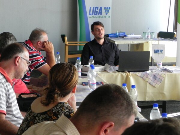 Tagszervezetek közt