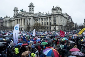 Thousands Join Teachers in Union Demo for School Reform