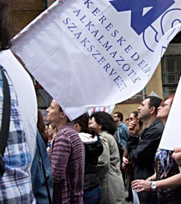 Vasárnap tüntetnek a vasárnapi pótlékért 