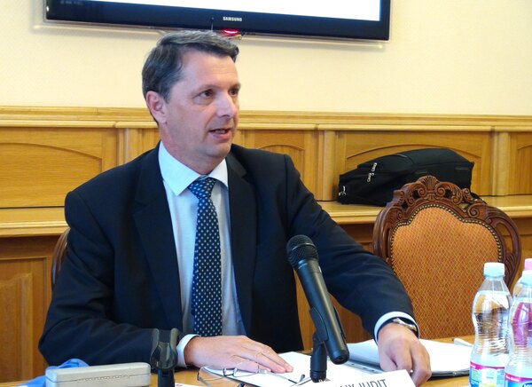 Jelentős bérfelzárkóztatást ígér a kormány