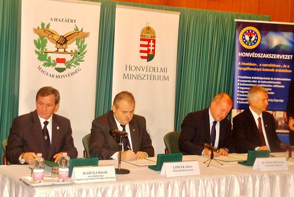 Illetményemelés és 42 ezer utalványban 