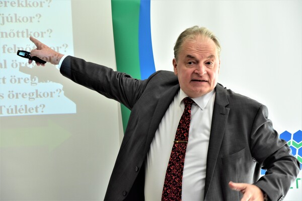 Híd a generációk között